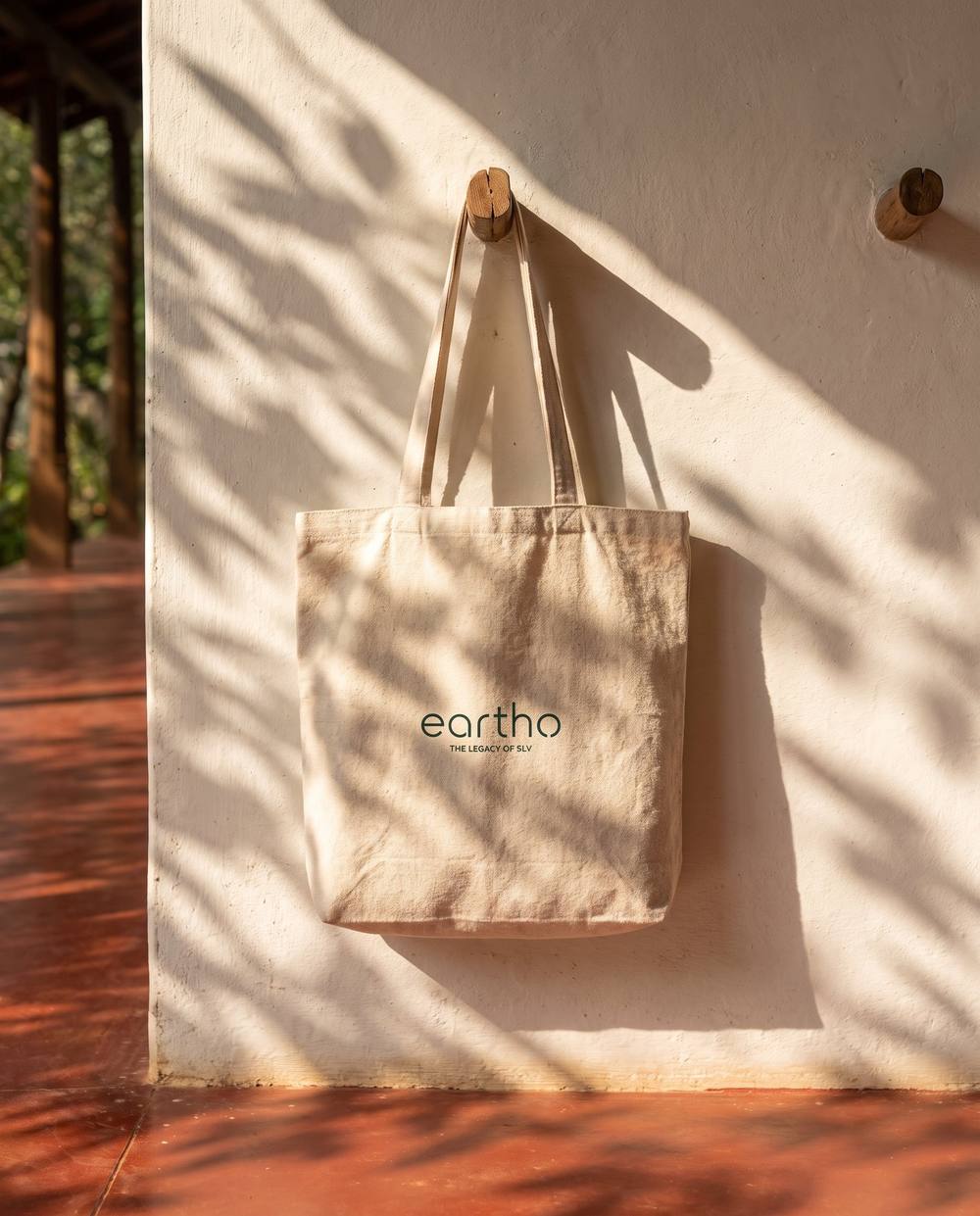 Canvas tote with the Eartho mark